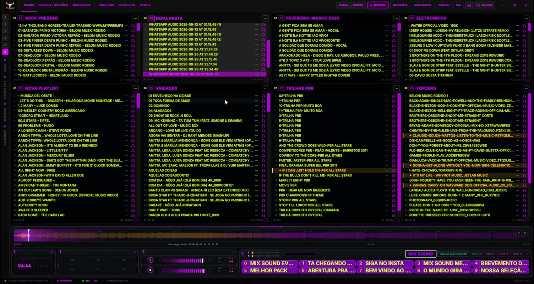 Interface principal - 8 playlists por tela, forma de onda, cortes, vinhetas e VU, com botões MixGain, Multipista, Mesa Digital, Deck DJ e Atalhos
